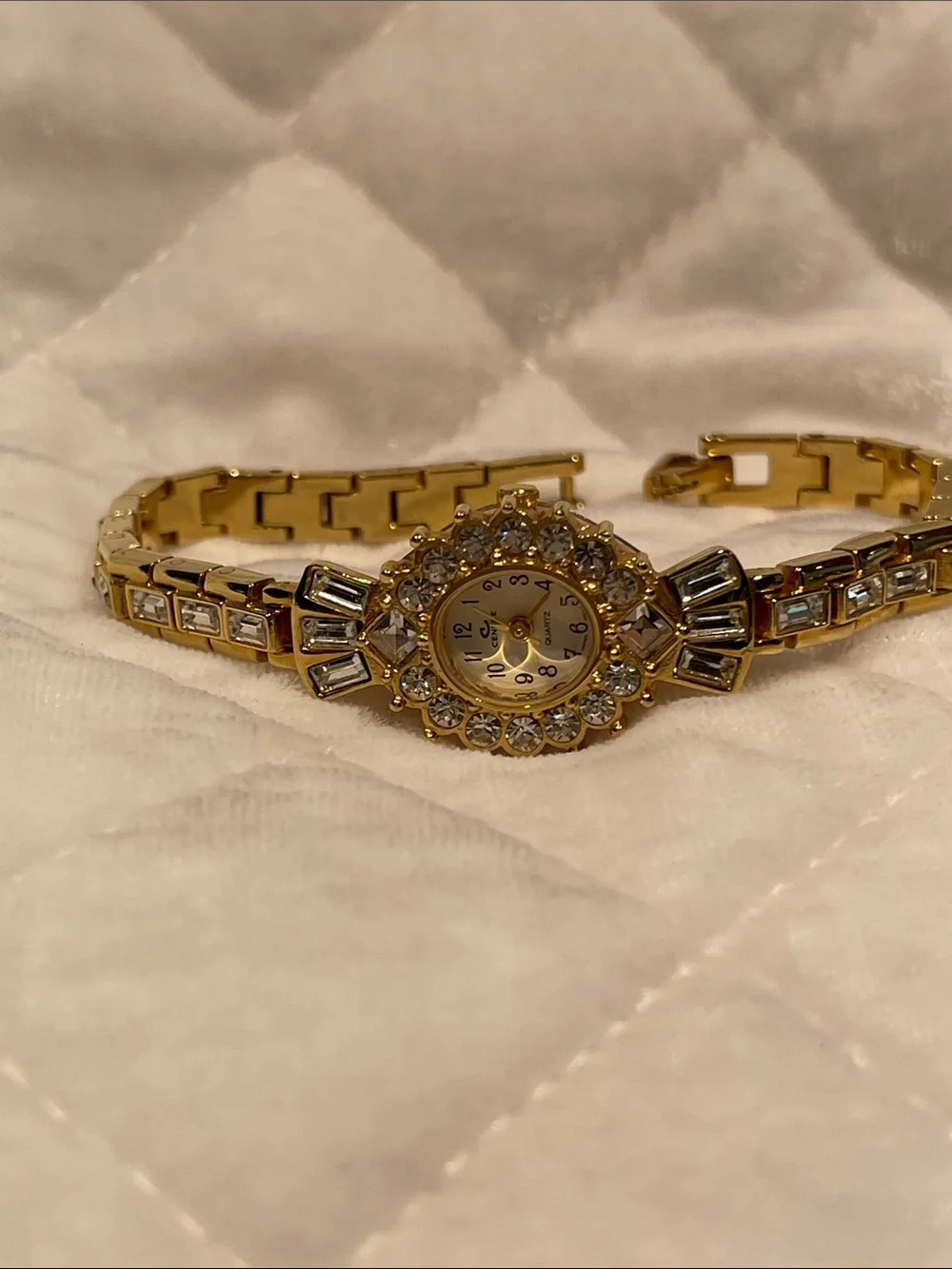 VINTAGE GOLD TONE CACHE watch